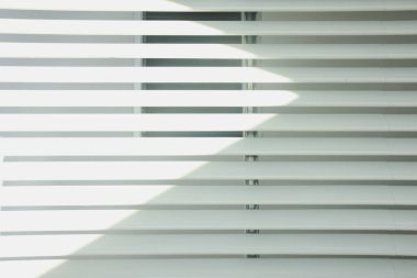 Modern bir iş binasının balkonunda paslanmaz çelik tente.