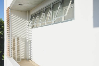 Building wall openings for ventilation