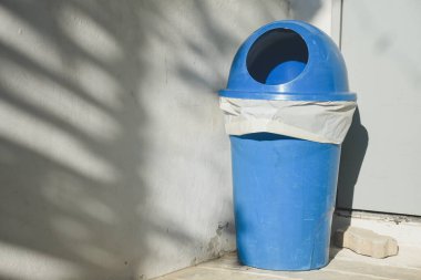 Atık ayırma için mavi çöp kutusu