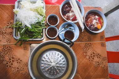 Masada ızgara domuz eti hazır.