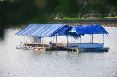 Mavi bir sal suda yüzüyor..