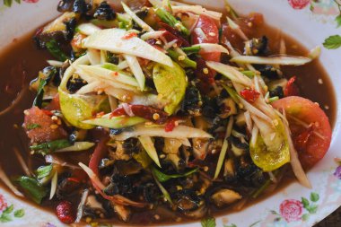 Som tum (Som tum), Tayland 'daki pazarlarda ve yol kenarındaki restoranlarda satılır..