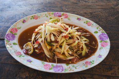 Som tum (Som tum), Tayland 'daki pazarlarda ve yol kenarındaki restoranlarda satılır..