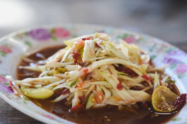 Som tum (Som tum), Tayland 'daki pazarlarda ve yol kenarındaki restoranlarda satılır..