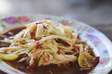 Som tum (Som tum), Tayland 'daki pazarlarda ve yol kenarındaki restoranlarda satılır..