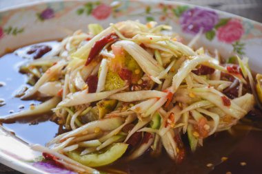 Som tum (Som tum), Tayland 'daki pazarlarda ve yol kenarındaki restoranlarda satılır..