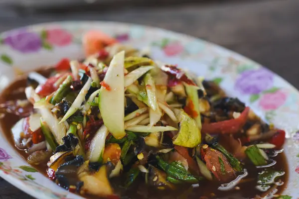 stock image Som tum (Som tum) is sold at markets and roadside restaurants throughout Thailand.