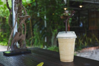 Kahve ahşap bir masaya konur ve yemeye hazırdır..