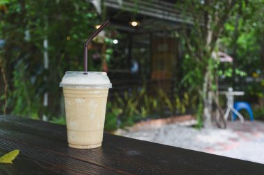 Kahve ahşap bir masaya konur ve yemeye hazırdır..