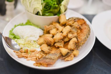 Masadaki tabakta kızartılmış tilapia