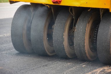 Yol yapım araçları çalışıyor.