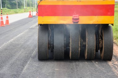Yol yapım araçları çalışıyor.