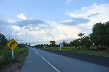 Trafik ışıklarıyla inşaat halindeki halka açık yol