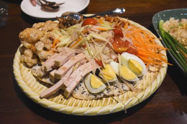 Masada hazır yemek var.