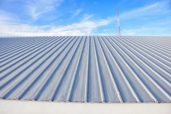 Mavi gökyüzü ile ticari yapım üzerine metal kaplama çatı.