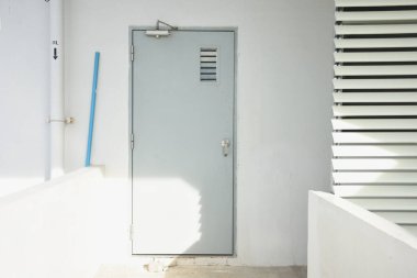 Binada yangın kapıları var.