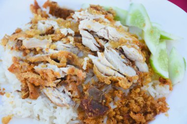 Kızarmış tavuklu hainanese tavuğu ya da kızarmış tavuklu pilav.