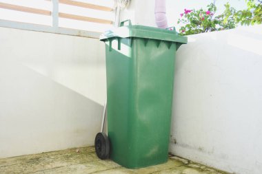 Binaya kapaklı yeşil bidonlar konuldu..