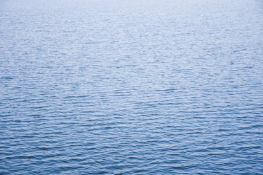 Akşamları mavi su yüzeyi