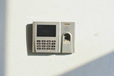 parmak izi tarayıcısı çalışma saatlerine girip çıkıyor