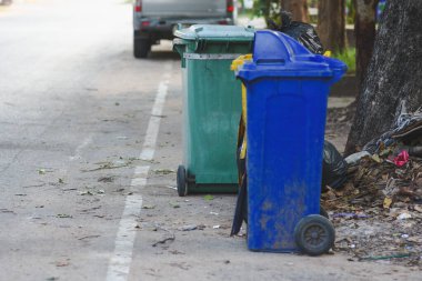 Halka açık yerlerde çöp ve enkaz dolu plastik kutular.
