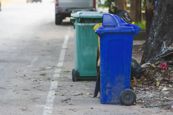 Halka açık yerlerde çöp ve enkaz dolu plastik kutular.