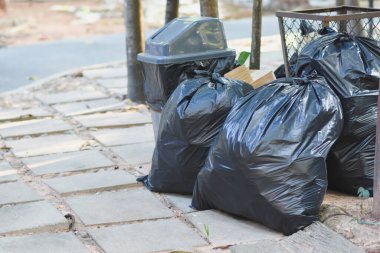 Siyah plastik çöp torbaları, atık toplama konsepti, ekoloji, çevre temizliği