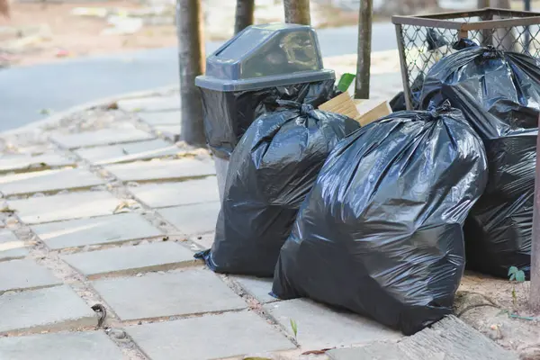 Siyah plastik çöp torbaları, atık toplama konsepti, ekoloji, çevre temizliği
