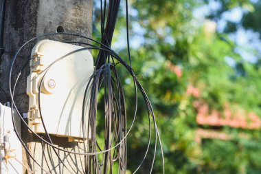 İnternet kablosu elektrik direğine bağlı..