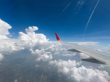 Gökyüzünü gösteren uçak penceresinden bak.