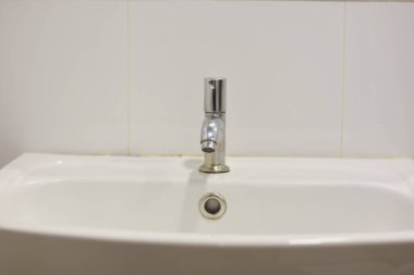 Banyoda paslanmaz çelik musluk var.