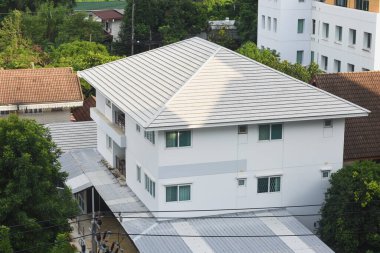 Beyaz kiremitli çatının üst görünümü