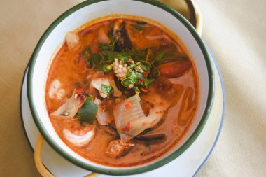 Tom karides ve mürekkep balığıyla deniz ürünleri