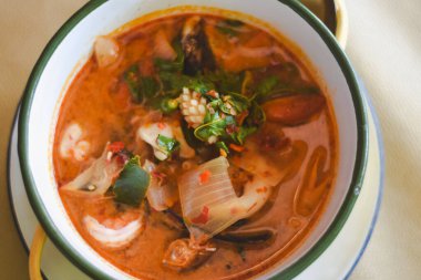 Tom karides ve mürekkep balığıyla deniz ürünleri