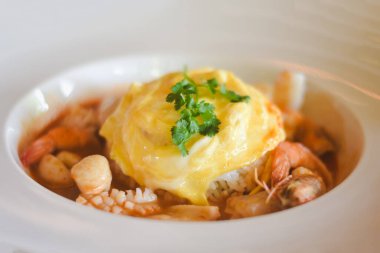 Karides ve kişniş ile omlet pilavı.