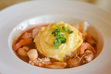 Karides ve kişniş ile omlet pilavı.