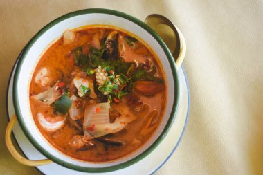 Tom karides ve mürekkep balığıyla deniz ürünleri