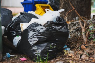 Halka açık yerlerde çöp ve enkaz dolu plastik kutular.