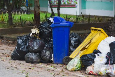 Halka açık yerlerde çöp ve enkaz dolu plastik kutular.
