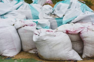 Sel koruması için beyaz ve mavi kum torbaları