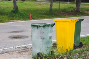 Halka açık yerlerde yeşil plastik çöp kutuları
