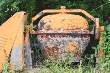 Paslı eski beton karıştırıcı çimenlerde terk edilmiş..