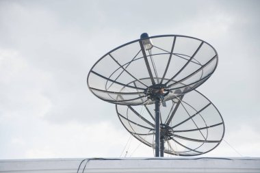 Çatıdaki uydu anteni.