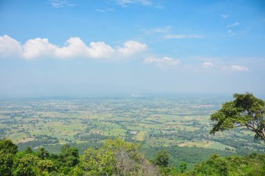 Dağın tepesinden, gökyüzünden ve bulutlardan bak