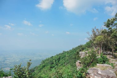 Dağın tepesinden, gökyüzünden ve bulutlardan bak