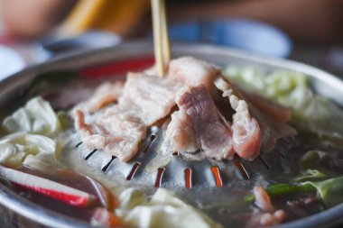 Kore barbeküsü ya da benzer yemek pişirme tarzları için yakın çekim..