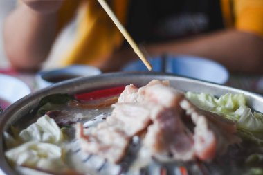 Kore barbeküsü ya da benzer yemek pişirme tarzları için yakın çekim..