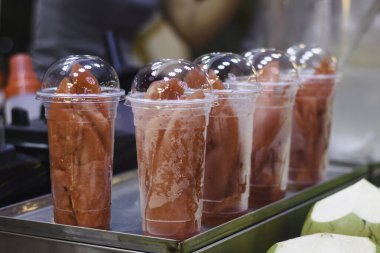 Karpuz dilimleri canlı kırmızıdır ve taze ve sulu görünür.. 