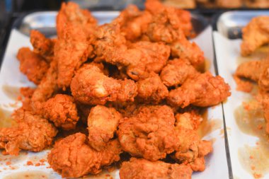 Paslanmaz çelik tepside çıtır çıtır kızarmış tavuk yakın plan..