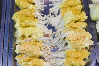 Buharda pişirilmiş hamur köftelerini yakın plan yemeye hazır..